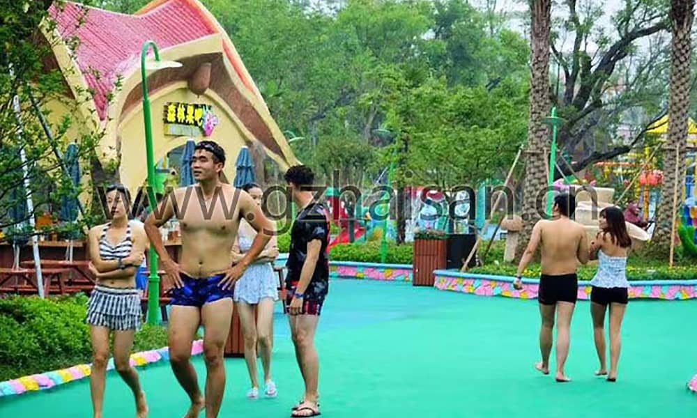 水上游乐设施纷繁多样，包括众多刺激、考验身体技巧的娱乐项目