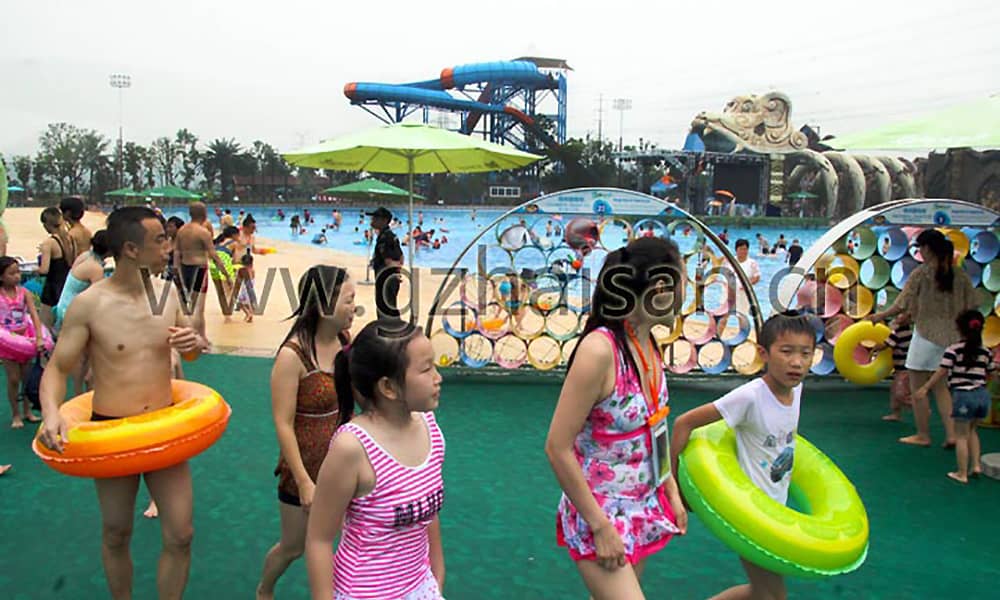 苏州乐园森林水世界海浪池旁 苏州乐园森林水世界海浪池旁