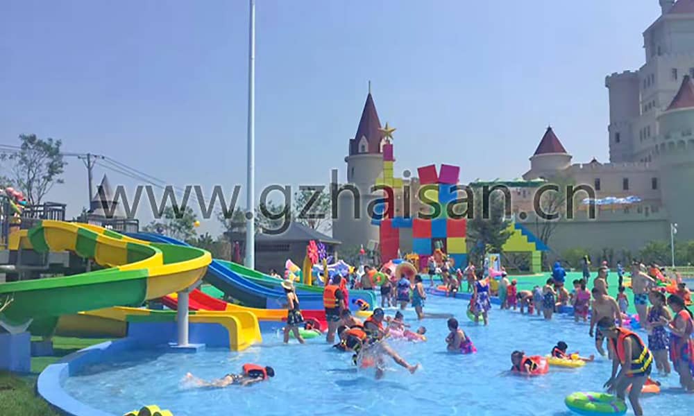 合家欢乐的儿童嬉水天地